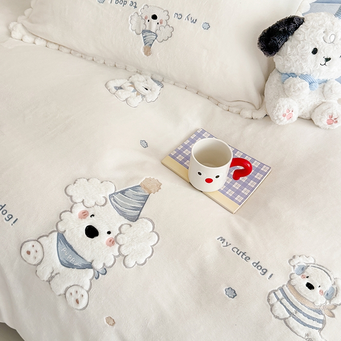 91家纺网 家纺一手货源 找家纺 蜜柚 2025新款秋冬高克重全消光牛奶绒小清新卡通贴布四件套 泡芙狗狗-白