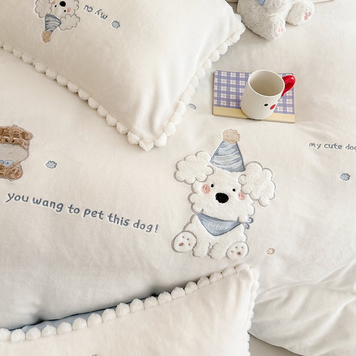 91家纺网 家纺一手货源 找家纺 蜜柚 2025新款秋冬高克重全消光牛奶绒小清新卡通贴布四件套 泡芙狗狗-白