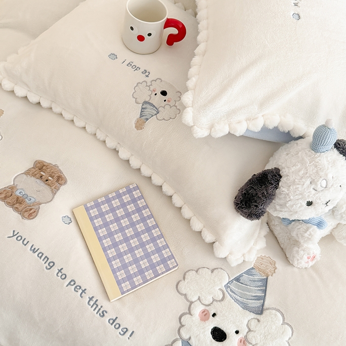 91家纺网 家纺一手货源 找家纺 蜜柚 2025新款秋冬高克重全消光牛奶绒小清新卡通贴布四件套 泡芙狗狗-白