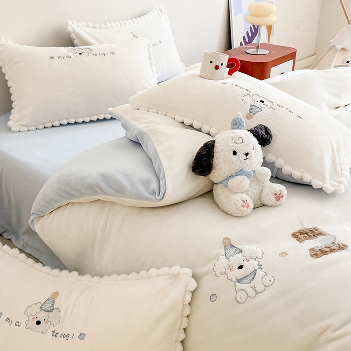 91家纺网 家纺一手货源 找家纺 蜜柚 2025新款秋冬高克重全消光牛奶绒小清新卡通贴布四件套 泡芙狗狗-白