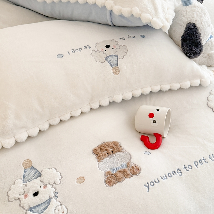 91家纺网 家纺一手货源 找家纺 蜜柚 2025新款秋冬高克重全消光牛奶绒小清新卡通贴布四件套 泡芙狗狗-白