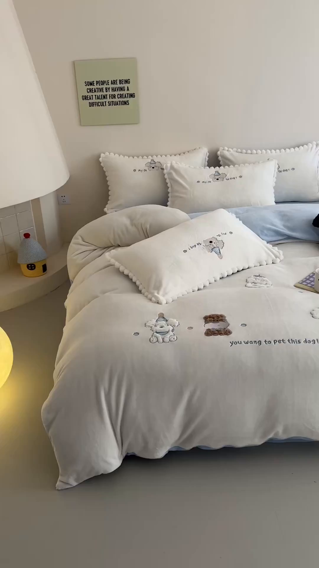 91家纺网 家纺一手货源 找家纺 蜜柚 2025新款秋冬高克重全消光牛奶绒小清新卡通贴布四件套 泡芙狗狗-白