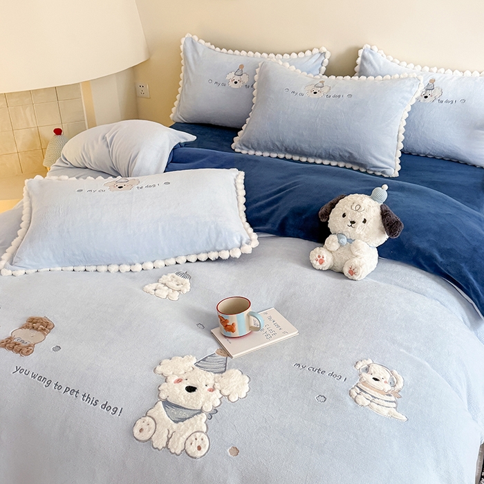 91家纺网 家纺一手货源 找家纺 蜜柚 2025新款秋冬高克重全消光牛奶绒小清新卡通贴布四件套 泡芙狗狗-蓝