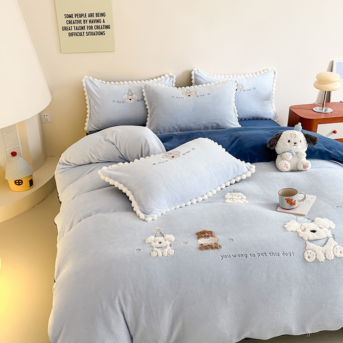 91家纺网 家纺一手货源 找家纺 蜜柚 2025新款秋冬高克重全消光牛奶绒小清新卡通贴布四件套 泡芙狗狗-蓝