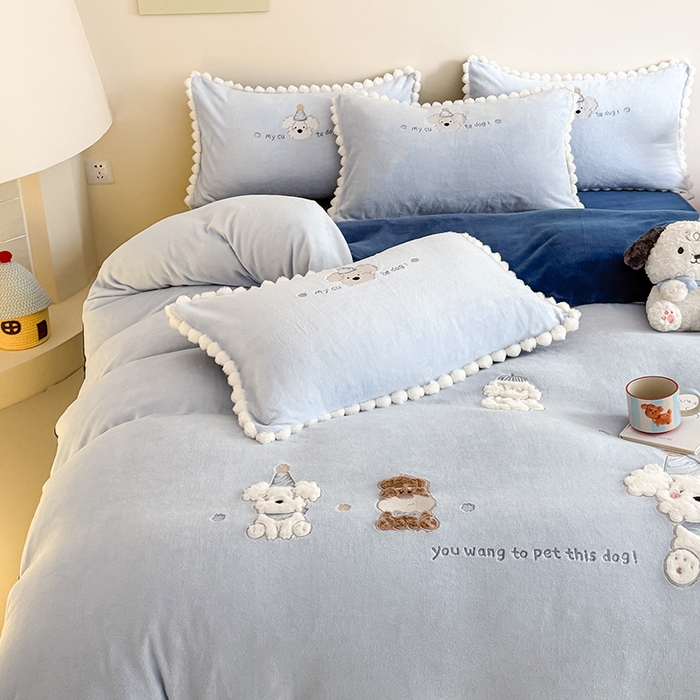 91家纺网 家纺一手货源 找家纺 蜜柚 2025新款秋冬高克重全消光牛奶绒小清新卡通贴布四件套 泡芙狗狗-蓝