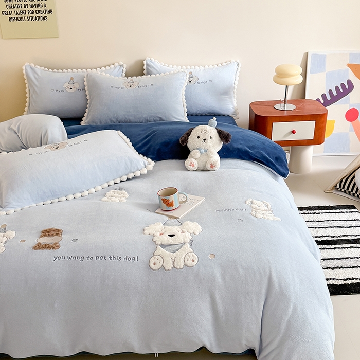 91家纺网 家纺一手货源 找家纺 蜜柚 2025新款秋冬高克重全消光牛奶绒小清新卡通贴布四件套 泡芙狗狗-蓝