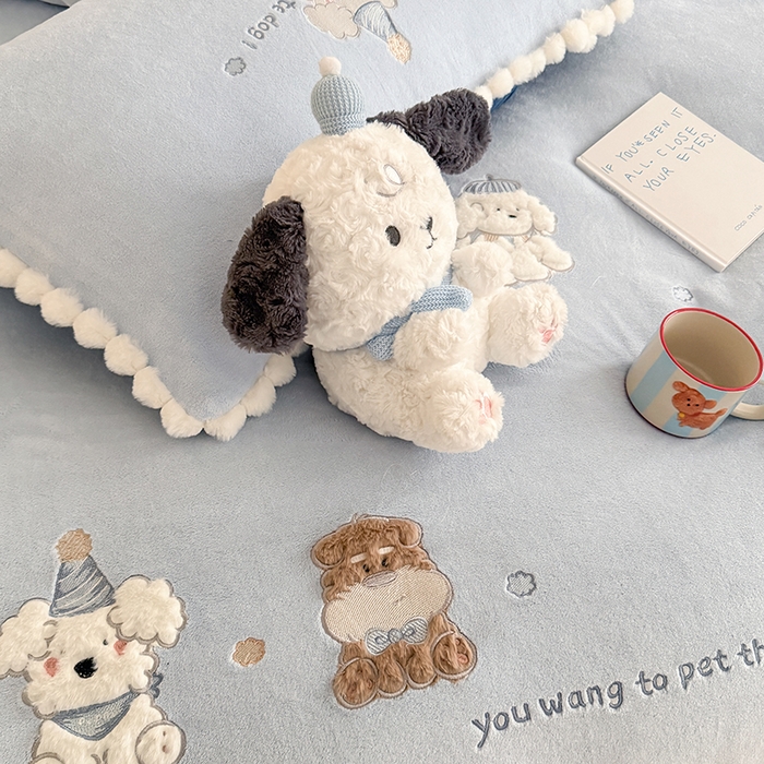 91家纺网 家纺一手货源 找家纺 蜜柚 2025新款秋冬高克重全消光牛奶绒小清新卡通贴布四件套 泡芙狗狗-蓝