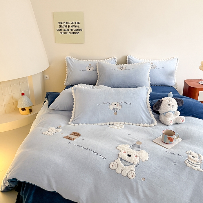 91家纺网 家纺一手货源 找家纺 蜜柚 2025新款秋冬高克重全消光牛奶绒小清新卡通贴布四件套 泡芙狗狗-蓝