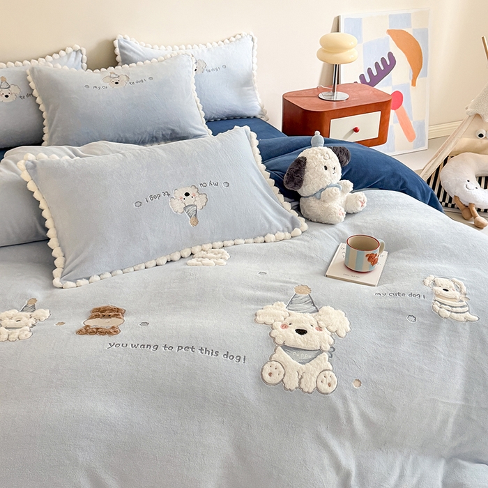 91家纺网 家纺一手货源 找家纺 蜜柚 2025新款秋冬高克重全消光牛奶绒小清新卡通贴布四件套 泡芙狗狗-蓝