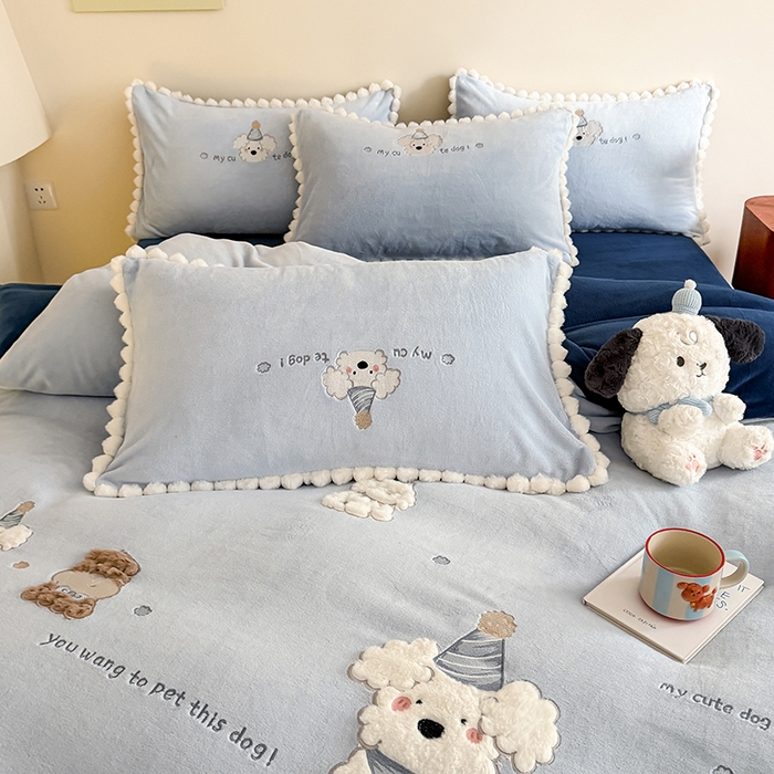 91家纺网 家纺一手货源 找家纺 蜜柚 2025新款秋冬高克重全消光牛奶绒小清新卡通贴布四件套 泡芙狗狗-蓝