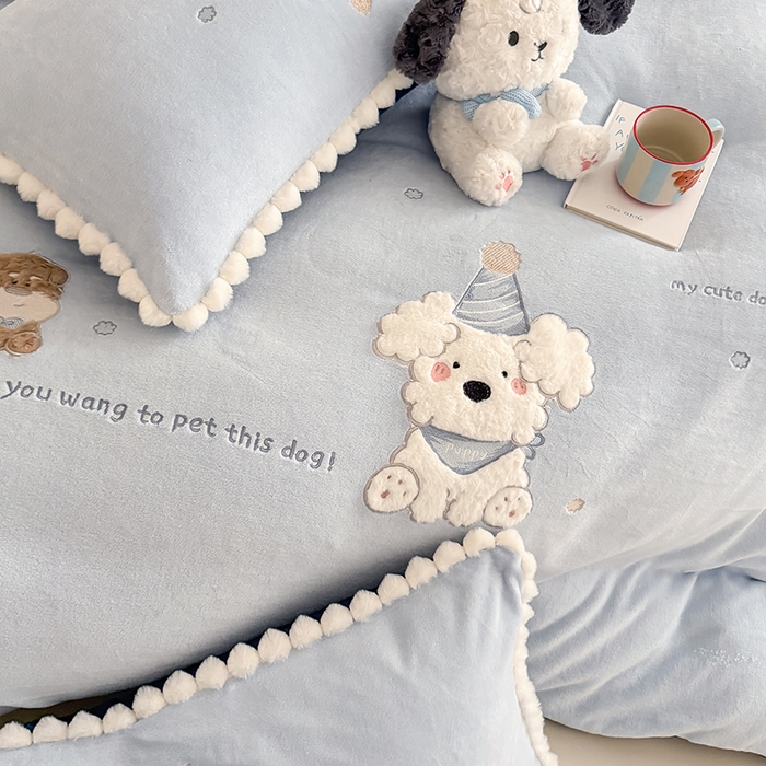 91家纺网 家纺一手货源 找家纺 蜜柚 2025新款秋冬高克重全消光牛奶绒小清新卡通贴布四件套 泡芙狗狗-蓝