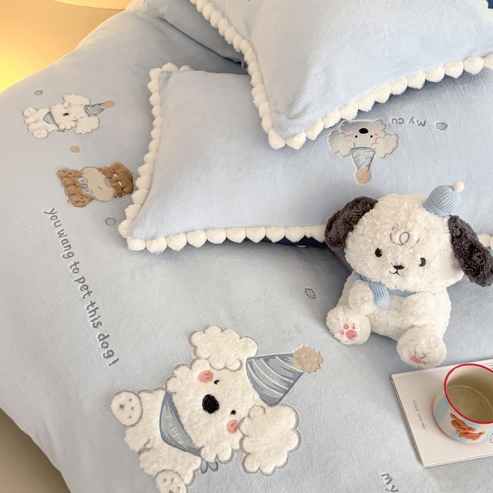 91家纺网 家纺一手货源 找家纺 蜜柚 2025新款秋冬高克重全消光牛奶绒小清新卡通贴布四件套 泡芙狗狗-蓝