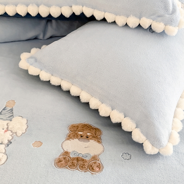 91家纺网 家纺一手货源 找家纺 蜜柚 2025新款秋冬高克重全消光牛奶绒小清新卡通贴布四件套 泡芙狗狗-蓝