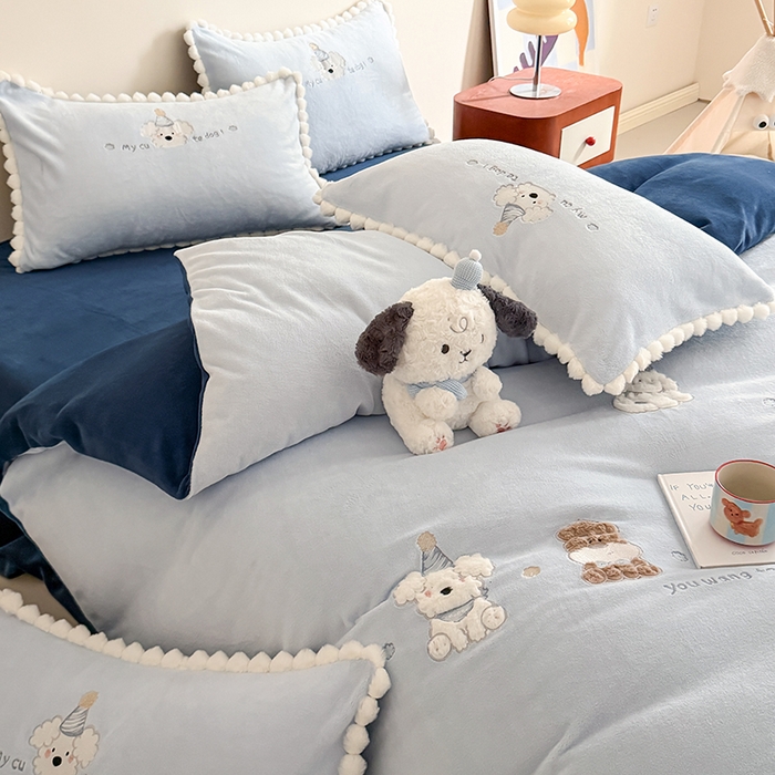 91家纺网 家纺一手货源 找家纺 蜜柚 2025新款秋冬高克重全消光牛奶绒小清新卡通贴布四件套 泡芙狗狗-蓝