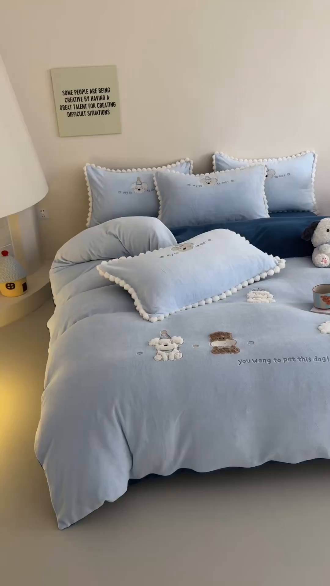 91家纺网 家纺一手货源 找家纺 蜜柚 2025新款秋冬高克重全消光牛奶绒小清新卡通贴布四件套 泡芙狗狗-蓝