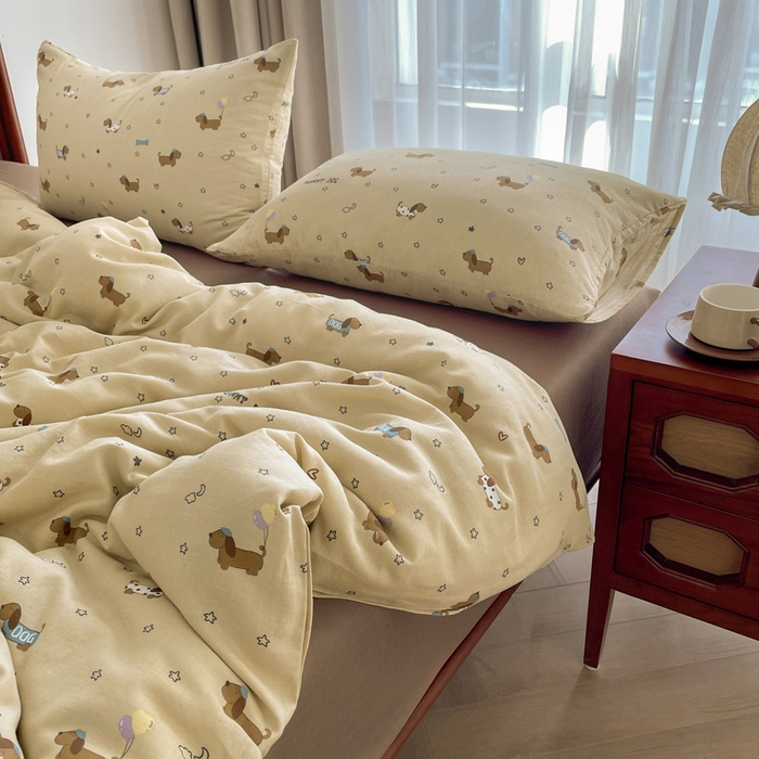 91家纺网 家纺一手货源 找家纺 典曼家纺 2025新款A类母婴级抗菌有氧双层纱亲肤小清新印花三件套四件套 腊肠狗