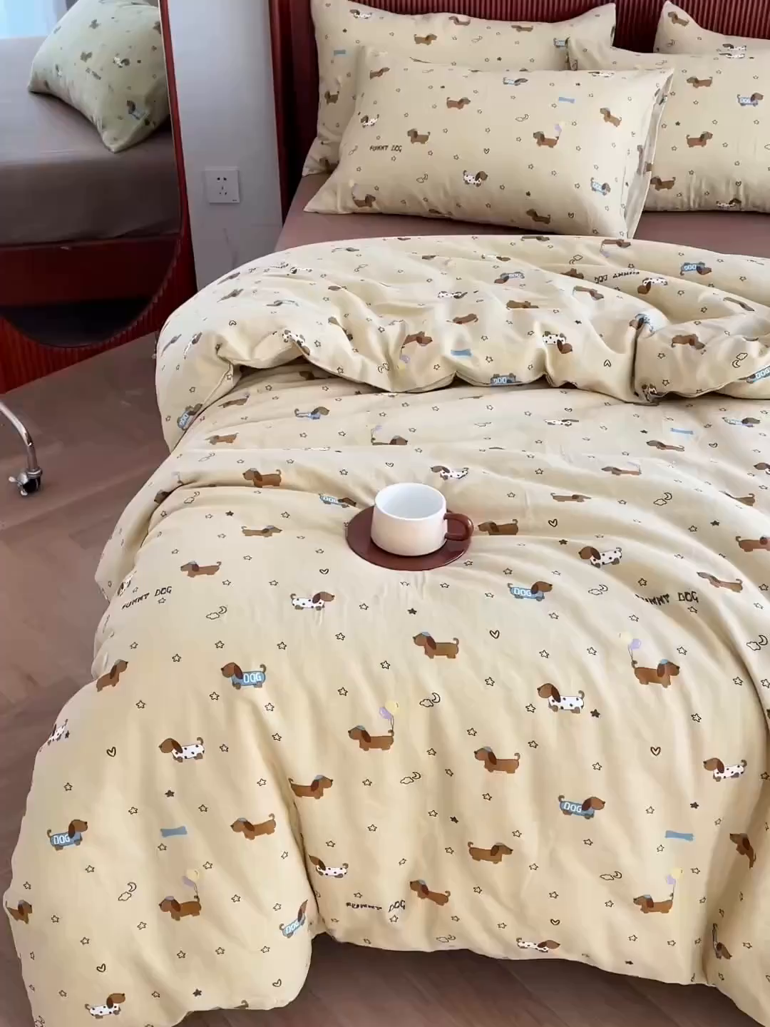 91家纺网 家纺一手货源 找家纺 典曼家纺 2025新款A类母婴级抗菌有氧双层纱亲肤小清新印花三件套四件套 腊肠狗