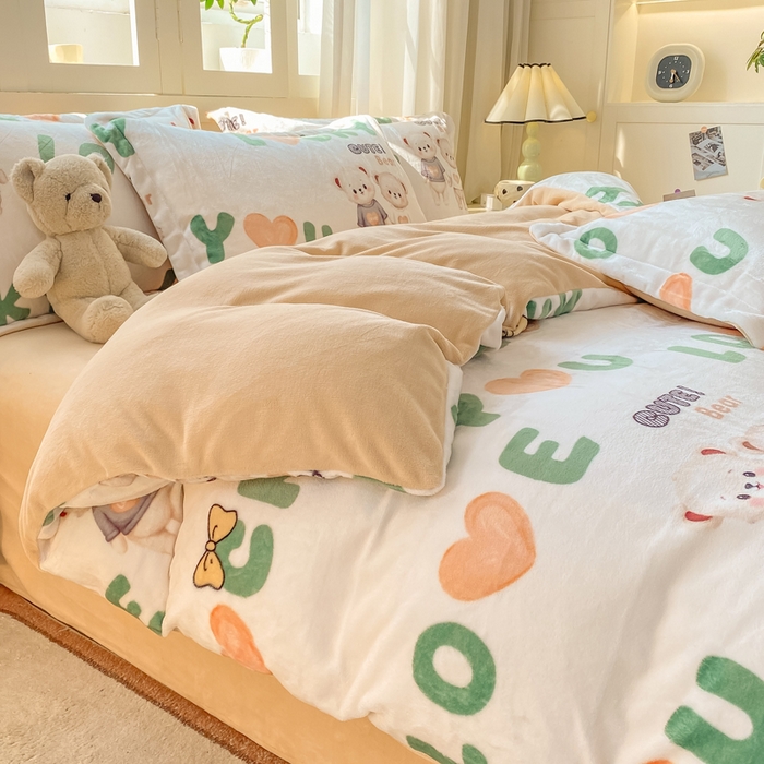 91家纺网 家纺一手货源 找家纺 红日子纺织品 2025新款高克重牛奶绒印花四件套 爱情小熊