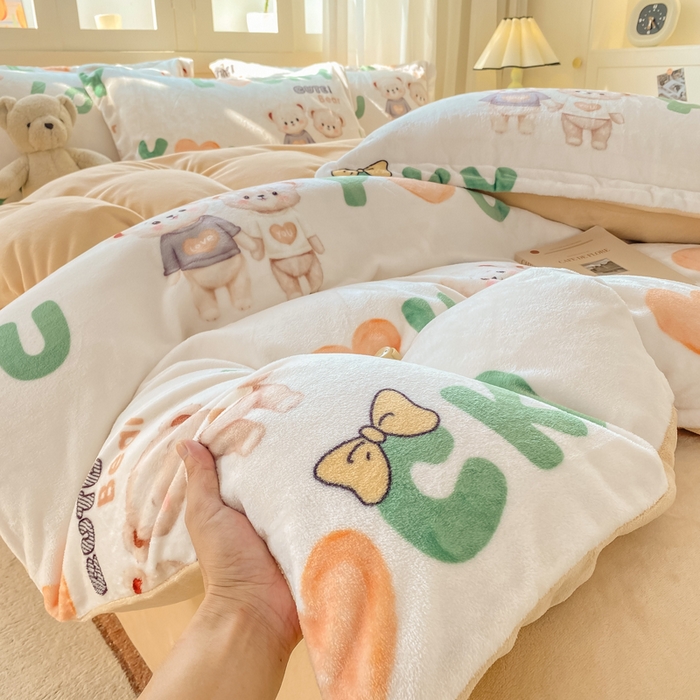 91家纺网 家纺一手货源 找家纺 红日子纺织品 2025新款高克重牛奶绒印花四件套 爱情小熊