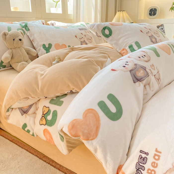 91家纺网 家纺一手货源 找家纺 红日子纺织品 2025新款高克重牛奶绒印花四件套 爱情小熊