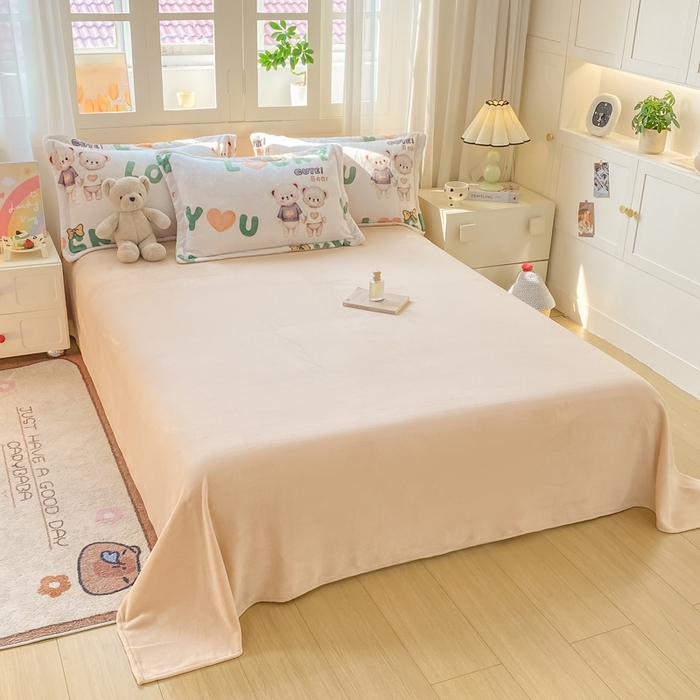 91家纺网 家纺一手货源 找家纺 红日子纺织品 2025新款高克重牛奶绒印花四件套 爱情小熊