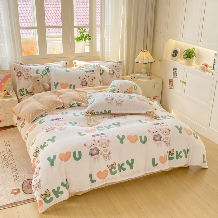 91家纺网 家纺一手货源 找家纺 红日子纺织品 2025新款高克重牛奶绒印花四件套 爱情小熊