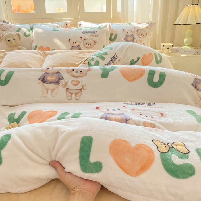 91家纺网 家纺一手货源 找家纺 红日子纺织品 2025新款高克重牛奶绒印花四件套 爱情小熊