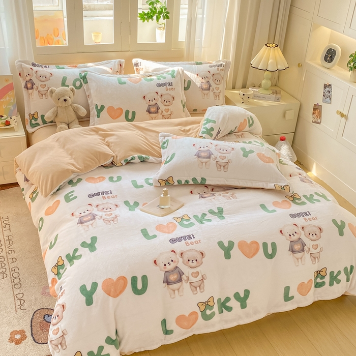 91家纺网 家纺一手货源 找家纺 红日子纺织品 2025新款高克重牛奶绒印花四件套 爱情小熊