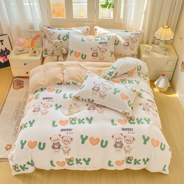 91家纺网 家纺一手货源 找家纺 红日子纺织品 2025新款高克重牛奶绒印花四件套 爱情小熊