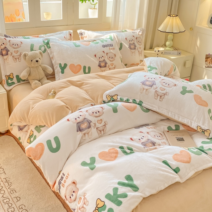 91家纺网 家纺一手货源 找家纺 红日子纺织品 2025新款高克重牛奶绒印花四件套 爱情小熊