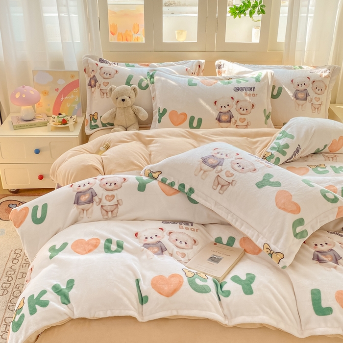 91家纺网 家纺一手货源 找家纺 红日子纺织品 2025新款高克重牛奶绒印花四件套 爱情小熊