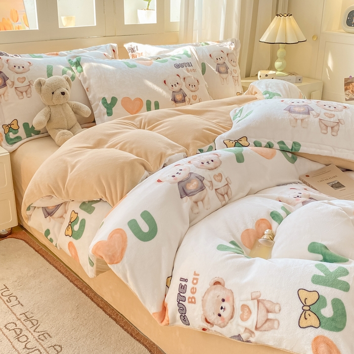 91家纺网 家纺一手货源 找家纺 红日子纺织品 2025新款高克重牛奶绒印花四件套 爱情小熊