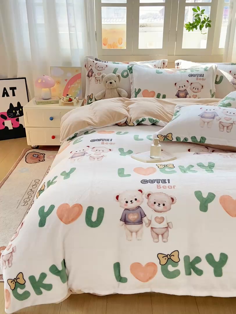 91家纺网 家纺一手货源 找家纺 红日子纺织品 2025新款高克重牛奶绒印花四件套 爱情小熊