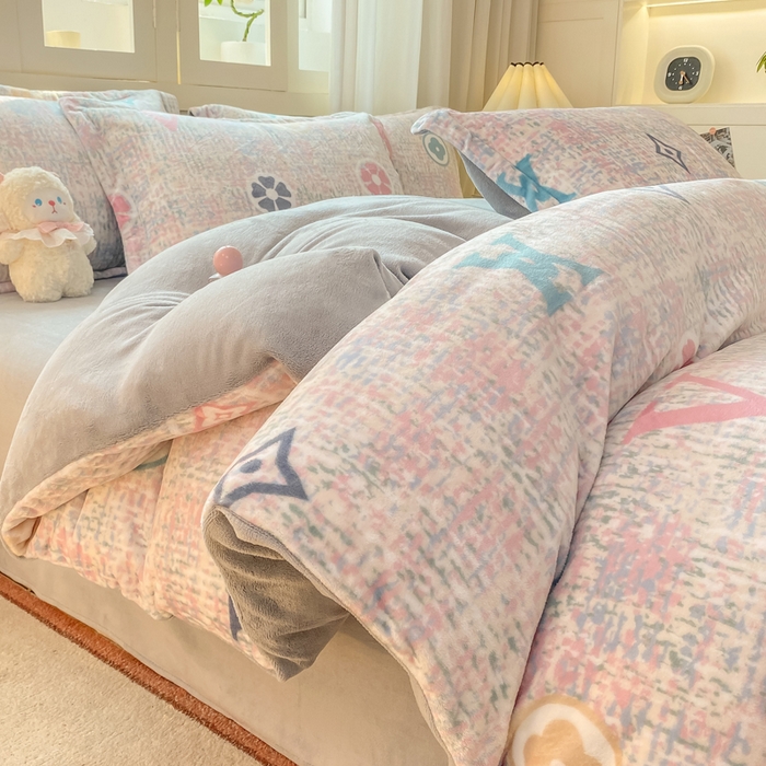 91家纺网 家纺一手货源 找家纺 红日子纺织品 2025新款高克重牛奶绒印花四件套 缤纷乐园