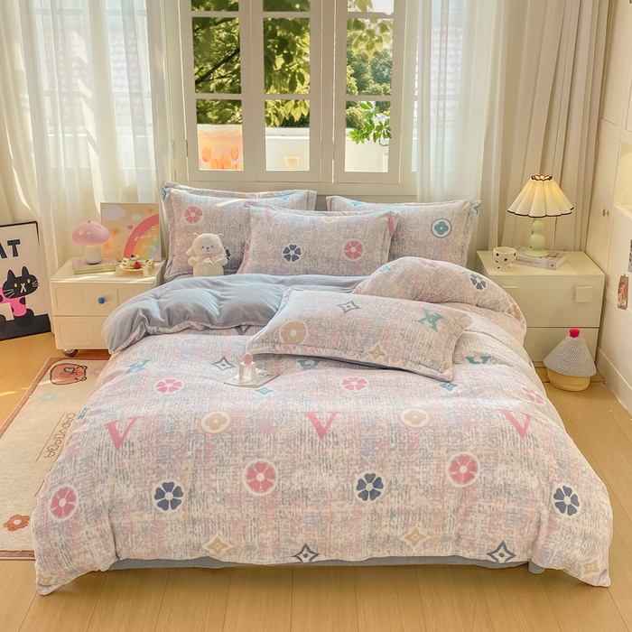 91家纺网 家纺一手货源 找家纺 红日子纺织品 2025新款高克重牛奶绒印花四件套 缤纷乐园