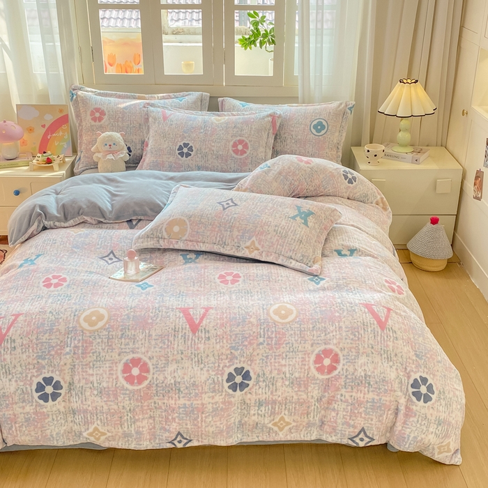 91家纺网 家纺一手货源 找家纺 红日子纺织品 2025新款高克重牛奶绒印花四件套 缤纷乐园