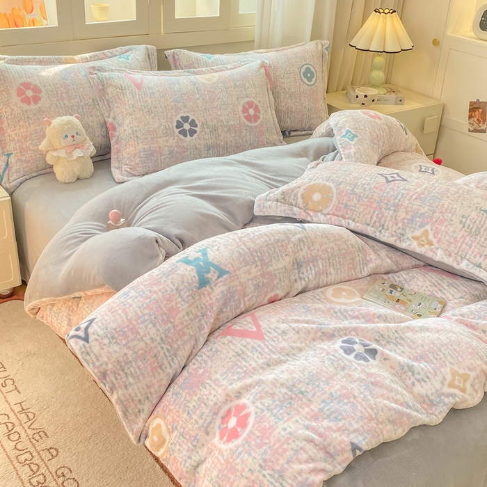 91家纺网 家纺一手货源 找家纺 红日子纺织品 2025新款高克重牛奶绒印花四件套 缤纷乐园