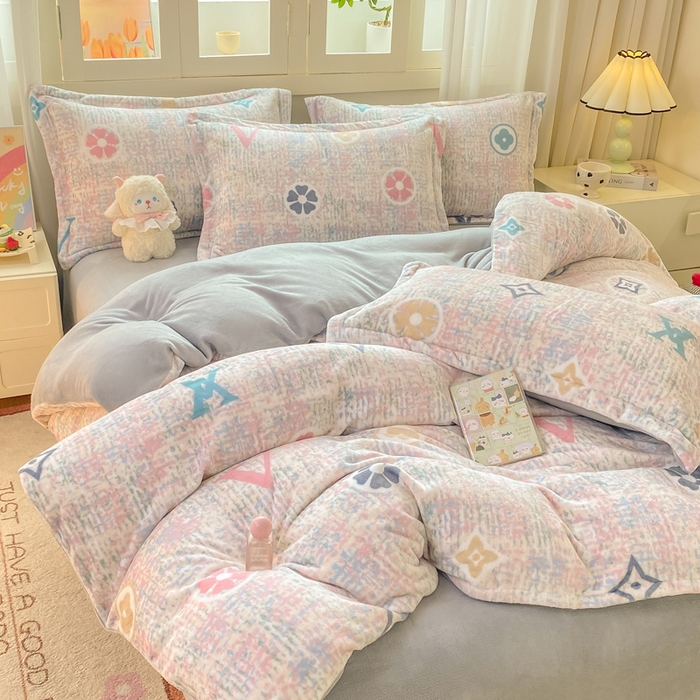 91家纺网 家纺一手货源 找家纺 红日子纺织品 2025新款高克重牛奶绒印花四件套 缤纷乐园