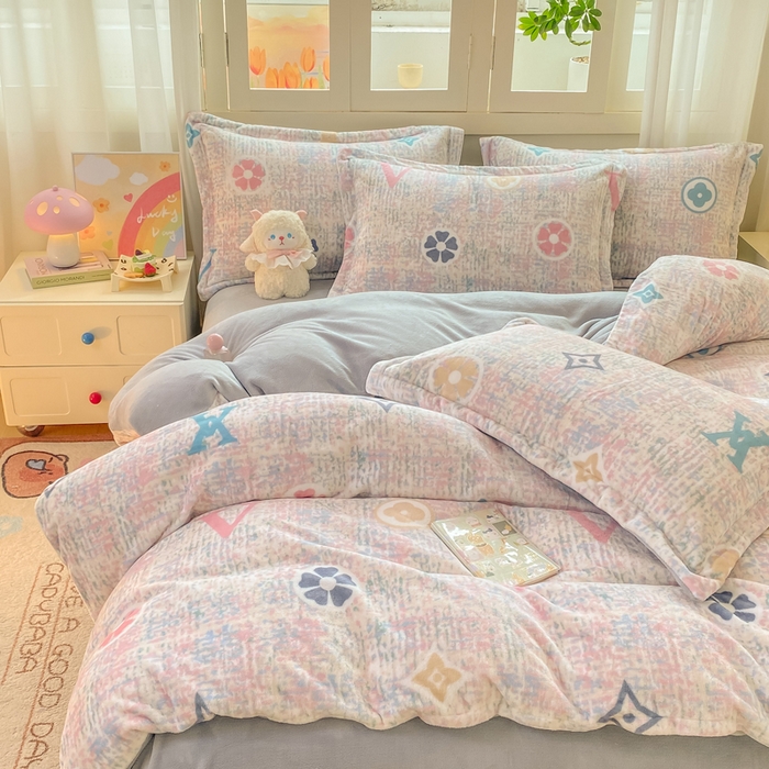 91家纺网 家纺一手货源 找家纺 红日子纺织品 2025新款高克重牛奶绒印花四件套 缤纷乐园