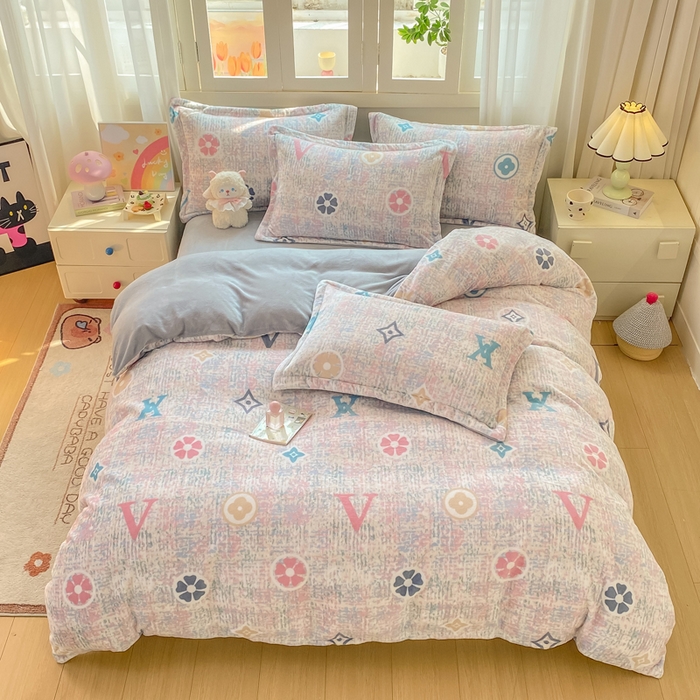 91家纺网 家纺一手货源 找家纺 红日子纺织品 2025新款高克重牛奶绒印花四件套 缤纷乐园