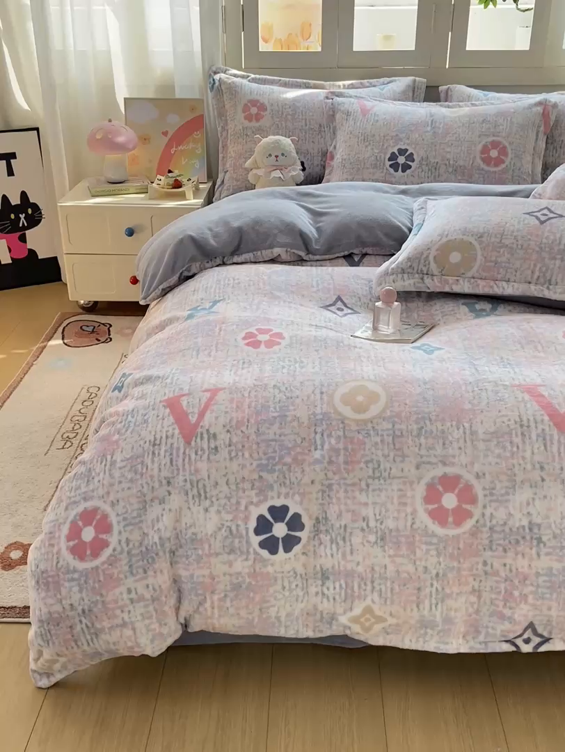 91家纺网 家纺一手货源 找家纺 红日子纺织品 2025新款高克重牛奶绒印花四件套 缤纷乐园