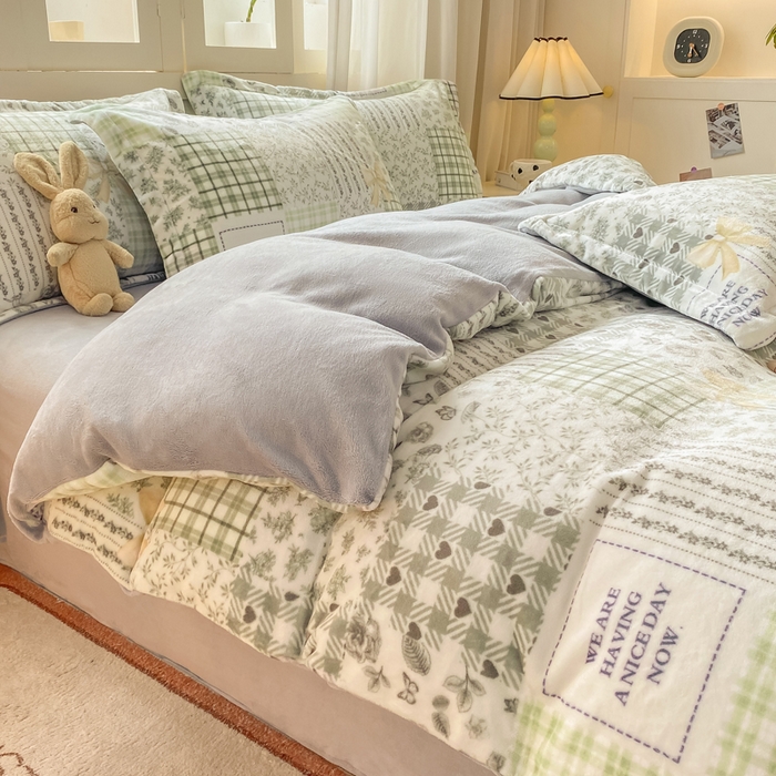 91家纺网 家纺一手货源 找家纺 红日子纺织品 2025新款高克重牛奶绒印花四件套 德尔慧