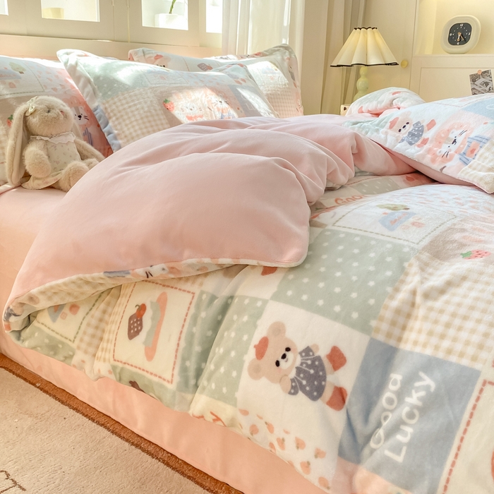 91家纺网 家纺一手货源 找家纺 红日子纺织品 2025新款高克重牛奶绒印花四件套 动物派对