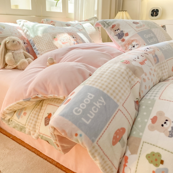 91家纺网 家纺一手货源 找家纺 红日子纺织品 2025新款高克重牛奶绒印花四件套 动物派对