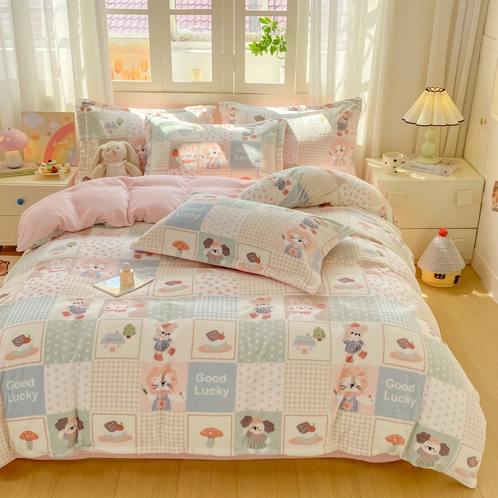 91家纺网 家纺一手货源 找家纺 红日子纺织品 2025新款高克重牛奶绒印花四件套 动物派对