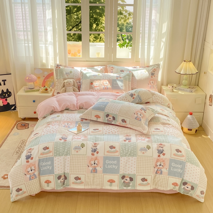 91家纺网 家纺一手货源 找家纺 红日子纺织品 2025新款高克重牛奶绒印花四件套 动物派对