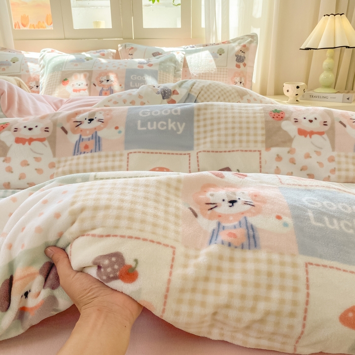 91家纺网 家纺一手货源 找家纺 红日子纺织品 2025新款高克重牛奶绒印花四件套 动物派对