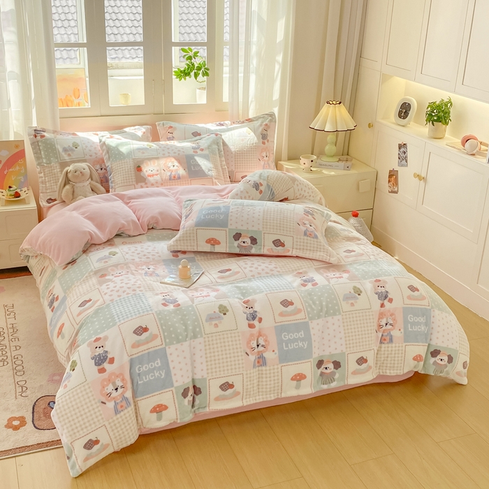 91家纺网 家纺一手货源 找家纺 红日子纺织品 2025新款高克重牛奶绒印花四件套 动物派对