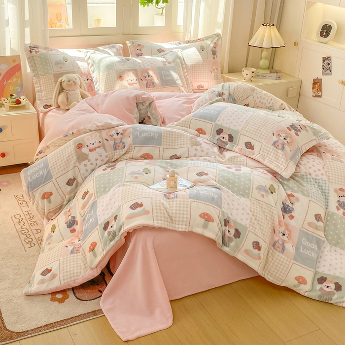 91家纺网 家纺一手货源 找家纺 红日子纺织品 2025新款高克重牛奶绒印花四件套 动物派对