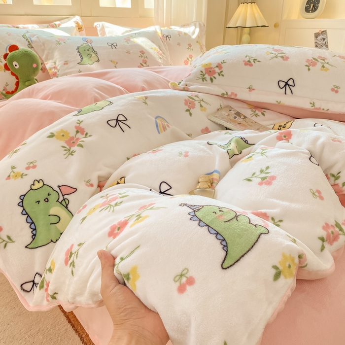 91家纺网 家纺一手货源 找家纺 红日子纺织品 2025新款高克重牛奶绒印花四件套 花儿与龙